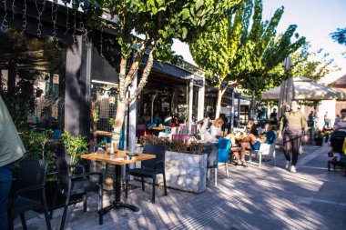 Limasol, Kıbrıs - 11 Aralık 2021 'de Kıbrıs Rum Kesimi' nin Limasol kentinin göbeğindeki eski semtte, binaların mimarisi ve antik kentin sokakları