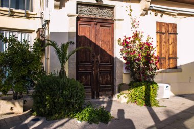 Limasol, Kıbrıs - 11 Aralık 2021 'de Kıbrıs Rum Kesimi' nin Limasol kentinin göbeğindeki eski semtte, binaların mimarisi ve antik kentin sokakları