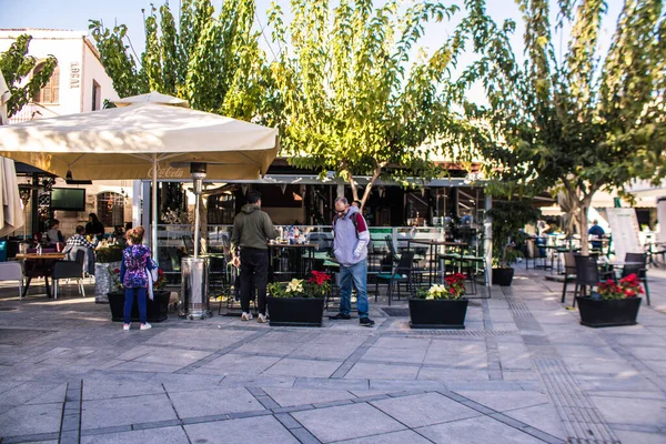 Limasol, Kıbrıs - 11 Aralık 2021 'de Kıbrıs Rum Kesimi' nin Limasol kentinin göbeğindeki eski semtte, binaların mimarisi ve antik kentin sokakları