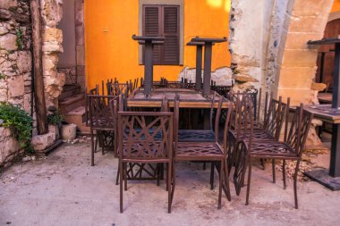 Limasol, Kıbrıs - 11 Aralık 2021 'de Kıbrıs Rum Kesimi' nin Limasol kentinin göbeğindeki eski semtte, binaların mimarisi ve antik kentin sokakları