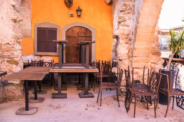 Limasol, Kıbrıs - 11 Aralık 2021 'de Kıbrıs Rum Kesimi' nin Limasol kentinin göbeğindeki eski semtte, binaların mimarisi ve antik kentin sokakları