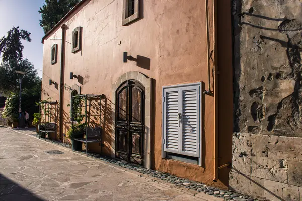 Limasol, Kıbrıs - 11 Aralık 2021 'de Kıbrıs Rum Kesimi' nin Limasol kentinin göbeğindeki eski semtte, binaların mimarisi ve antik kentin sokakları