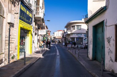 Limasol, Kıbrıs - 11 Aralık 2021 'de Kıbrıs Rum Kesimi' nin Limasol kentinin göbeğindeki eski semtte, binaların mimarisi ve antik kentin sokakları