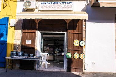 Limasol, Kıbrıs - 11 Aralık 2021 'de Kıbrıs Rum Kesimi' nin Limasol kentinin göbeğindeki eski semtte, binaların mimarisi ve antik kentin sokakları