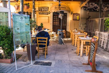 Limasol, Kıbrıs - 11 Aralık 2021 'de Kıbrıs Rum Kesimi' nin Limasol kentinin göbeğindeki eski semtte, binaların mimarisi ve antik kentin sokakları