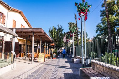 Limasol, Kıbrıs - 11 Aralık 2021 'de Kıbrıs Rum Kesimi' nin Limasol kentinin göbeğindeki eski semtte, binaların mimarisi ve antik kentin sokakları