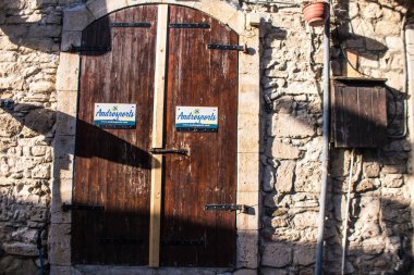 Limasol, Kıbrıs - 11 Aralık 2021 'de Kıbrıs Rum Kesimi' nin Limasol kentinin göbeğindeki eski semtte, binaların mimarisi ve antik kentin sokakları