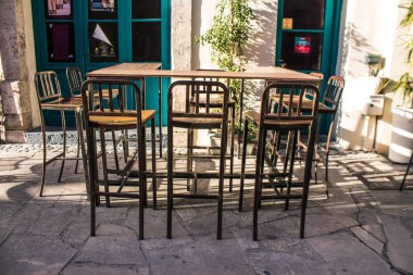 Limasol, Kıbrıs - 11 Aralık 2021 'de Kıbrıs Rum Kesimi' nin Limasol kentinin göbeğindeki eski semtte, binaların mimarisi ve antik kentin sokakları