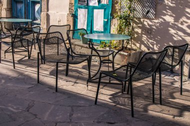 Limasol, Kıbrıs - 11 Aralık 2021 'de Kıbrıs Rum Kesimi' nin Limasol kentinin göbeğindeki eski semtte, binaların mimarisi ve antik kentin sokakları