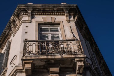 Limasol, Kıbrıs - 11 Aralık 2021 'de Kıbrıs Rum Kesimi' nin Limasol kentinin göbeğindeki eski semtte, binaların mimarisi ve antik kentin sokakları