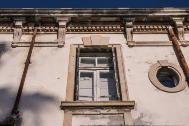 Limasol, Kıbrıs - 11 Aralık 2021 'de Kıbrıs Rum Kesimi' nin Limasol kentinin göbeğindeki eski semtte, binaların mimarisi ve antik kentin sokakları