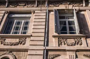 Limasol, Kıbrıs - 11 Aralık 2021 'de Kıbrıs Rum Kesimi' nin Limasol kentinin göbeğindeki eski semtte, binaların mimarisi ve antik kentin sokakları