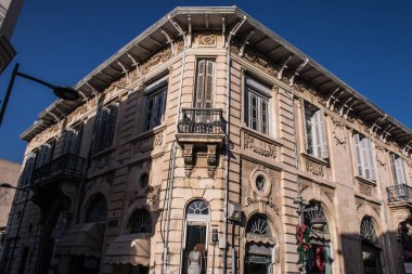 Limasol, Kıbrıs - 11 Aralık 2021 'de Kıbrıs Rum Kesimi' nin Limasol kentinin göbeğindeki eski semtte, binaların mimarisi ve antik kentin sokakları