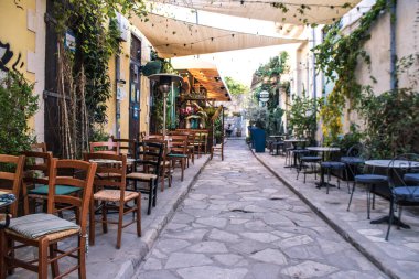 Limasol, Kıbrıs - 11 Aralık 2021 'de Kıbrıs Rum Kesimi' nin Limasol kentinin göbeğindeki eski semtte, binaların mimarisi ve antik kentin sokakları