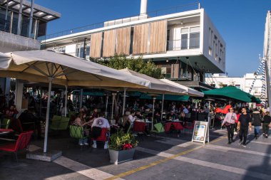 Limasol, Kıbrıs - 11 Aralık 2021 'de Kıbrıs Rum Kesimi' nin Limasol kentinin göbeğindeki eski semtte, binaların mimarisi ve antik kentin sokakları