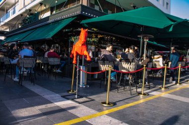 Limasol, Kıbrıs - 11 Aralık 2021 'de Kıbrıs Rum Kesimi' nin Limasol kentinin göbeğindeki eski semtte, binaların mimarisi ve antik kentin sokakları