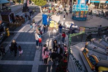 Limasol, Kıbrıs - 11 Aralık 2021 'de Kıbrıs Rum Kesimi' nin Limasol kentinin göbeğindeki eski semtte, binaların mimarisi ve antik kentin sokakları