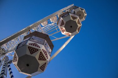 Limasol, Kıbrıs - 11 Aralık 2021 'de Kıbrıs Rum Kesimi' nin Limasol kentinin göbeğindeki eski semtte, binaların mimarisi ve antik kentin sokakları