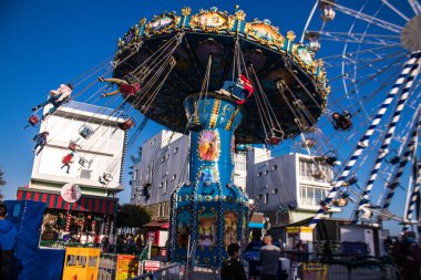 Limasol, Kıbrıs - 11 Aralık 2021 'de Kıbrıs Rum Kesimi' nin Limasol kentinin göbeğindeki eski semtte, binaların mimarisi ve antik kentin sokakları