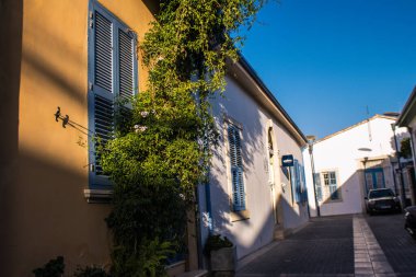 Limasol, Kıbrıs - 11 Aralık 2021 'de Kıbrıs Rum Kesimi' nin Limasol kentinin göbeğindeki eski semtte, binaların mimarisi ve antik kentin sokakları