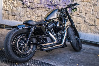 Limasol, Kıbrıs - 12 Aralık 2021 Harley Davidson Forty Height 'in mekaniğinin Limasol şehir merkezindeki otoparkta park edilmiş hali
