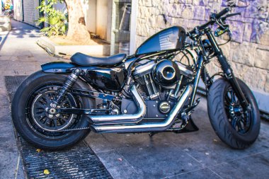 Limasol, Kıbrıs - 12 Aralık 2021 Harley Davidson Forty Height 'in mekaniğinin Limasol şehir merkezindeki otoparkta park edilmiş hali