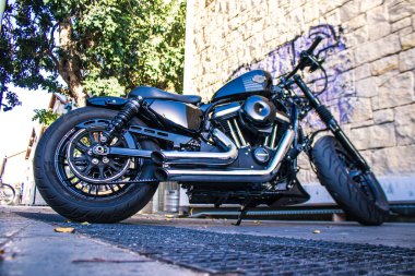 Limasol, Kıbrıs - 12 Aralık 2021 Harley Davidson Forty Height 'in mekaniğinin Limasol şehir merkezindeki otoparkta park edilmiş hali