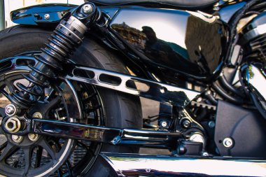 Limasol, Kıbrıs - 12 Aralık 2021 Harley Davidson Forty Height 'in mekaniğinin Limasol şehir merkezindeki otoparkta park edilmiş hali