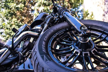 Limasol, Kıbrıs - 12 Aralık 2021 Harley Davidson Forty Height 'in mekaniğinin Limasol şehir merkezindeki otoparkta park edilmiş hali