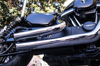 Limasol, Kıbrıs - 12 Aralık 2021 Harley Davidson Forty Height 'in mekaniğinin Limasol şehir merkezindeki otoparkta park edilmiş hali