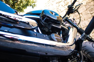 Limasol, Kıbrıs - 12 Aralık 2021 Harley Davidson Forty Height 'in mekaniğinin Limasol şehir merkezindeki otoparkta park edilmiş hali