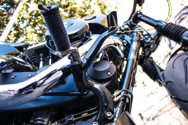 Limasol, Kıbrıs - 12 Aralık 2021 Harley Davidson Forty Height 'in mekaniğinin Limasol şehir merkezindeki otoparkta park edilmiş hali