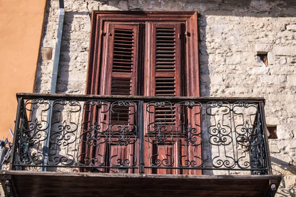 Limasol, Kıbrıs - 11 Aralık 2021 'de Kıbrıs Rum Kesimi' nin Limasol kentinin göbeğindeki eski semtte, binaların mimarisi ve antik kentin sokakları