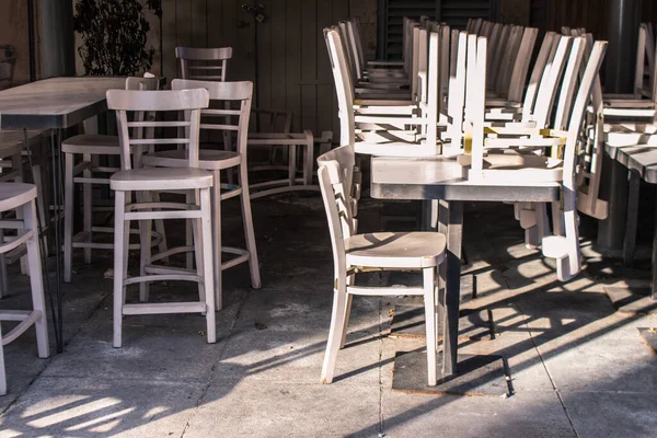 Limasol, Kıbrıs - 11 Aralık 2021 'de Kıbrıs Rum Kesimi' nin Limasol kentinin göbeğindeki eski semtte, binaların mimarisi ve antik kentin sokakları