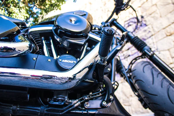 Limasol, Kıbrıs - 12 Aralık 2021 Harley Davidson Forty Height 'in mekaniğinin Limasol şehir merkezindeki otoparkta park edilmiş hali