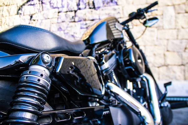 Limasol, Kıbrıs - 12 Aralık 2021 Harley Davidson Forty Height 'in mekaniğinin Limasol şehir merkezindeki otoparkta park edilmiş hali