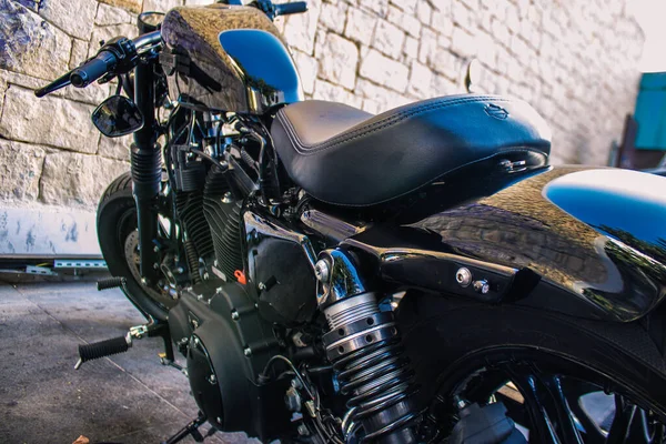 Limasol, Kıbrıs - 12 Aralık 2021 Harley Davidson Forty Height 'in mekaniğinin Limasol şehir merkezindeki otoparkta park edilmiş hali