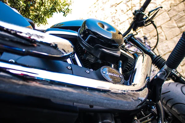 Limasol, Kıbrıs - 12 Aralık 2021 Harley Davidson Forty Height 'in mekaniğinin Limasol şehir merkezindeki otoparkta park edilmiş hali