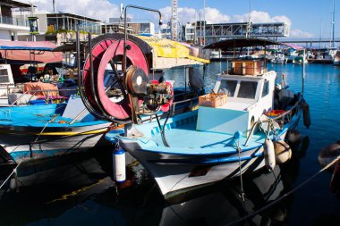 Limasol, Kıbrıs - 17 Aralık 2021 Limasol Marina 'daki balıkçı teknesi ve Kıbrıs Rum Kesimi' ndeki koronavirüs salgını sırasında balıkçılık faaliyetleri büyük ölçüde azaldı.