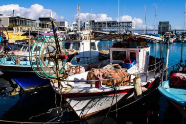 Limasol, Kıbrıs - 17 Aralık 2021 Limasol Marina 'daki balıkçı teknesi ve Kıbrıs Rum Kesimi' ndeki koronavirüs salgını sırasında balıkçılık faaliyetleri büyük ölçüde azaldı.