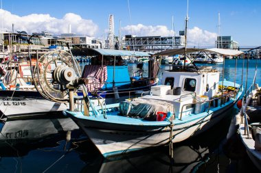 Limasol, Kıbrıs - 17 Aralık 2021 Limasol Marina 'daki balıkçı teknesi ve Kıbrıs Rum Kesimi' ndeki koronavirüs salgını sırasında balıkçılık faaliyetleri büyük ölçüde azaldı.