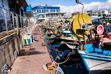 Limasol, Kıbrıs - 17 Aralık 2021 Limasol Marina 'daki balıkçı teknesi ve Kıbrıs Rum Kesimi' ndeki koronavirüs salgını sırasında balıkçılık faaliyetleri büyük ölçüde azaldı.