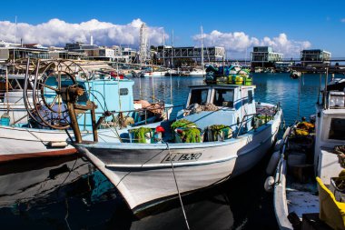 Limasol, Kıbrıs - 17 Aralık 2021 Limasol Marina 'daki balıkçı teknesi ve Kıbrıs Rum Kesimi' ndeki koronavirüs salgını sırasında balıkçılık faaliyetleri büyük ölçüde azaldı.