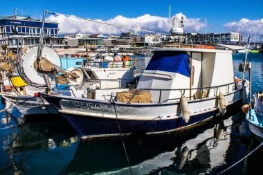 Limasol, Kıbrıs - 17 Aralık 2021 Limasol Marina 'daki balıkçı teknesi ve Kıbrıs Rum Kesimi' ndeki koronavirüs salgını sırasında balıkçılık faaliyetleri büyük ölçüde azaldı.