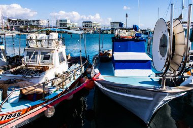 Limasol, Kıbrıs - 17 Aralık 2021 Limasol Marina 'daki balıkçı teknesi ve Kıbrıs Rum Kesimi' ndeki koronavirüs salgını sırasında balıkçılık faaliyetleri büyük ölçüde azaldı.