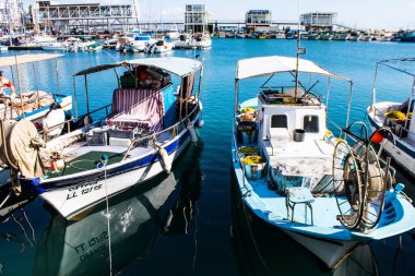 Limasol, Kıbrıs - 17 Aralık 2021 Limasol Marina 'daki balıkçı teknesi ve Kıbrıs Rum Kesimi' ndeki koronavirüs salgını sırasında balıkçılık faaliyetleri büyük ölçüde azaldı.