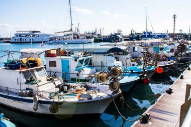 Limasol, Kıbrıs - 17 Aralık 2021 Limasol Marina 'daki balıkçı teknesi ve Kıbrıs Rum Kesimi' ndeki koronavirüs salgını sırasında balıkçılık faaliyetleri büyük ölçüde azaldı.