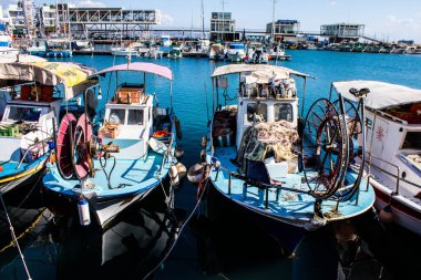 Limasol, Kıbrıs - 17 Aralık 2021 Limasol Marina 'daki balıkçı teknesi ve Kıbrıs Rum Kesimi' ndeki koronavirüs salgını sırasında balıkçılık faaliyetleri büyük ölçüde azaldı.