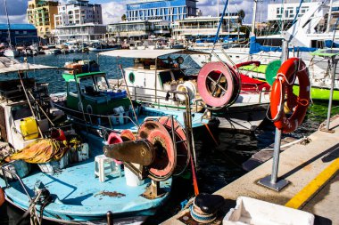 Limasol, Kıbrıs - 17 Aralık 2021 Limasol Marina 'daki balıkçı teknesi ve Kıbrıs Rum Kesimi' ndeki koronavirüs salgını sırasında balıkçılık faaliyetleri büyük ölçüde azaldı.