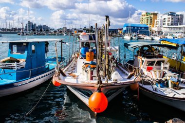 Limasol, Kıbrıs - 17 Aralık 2021 Limasol Marina 'daki balıkçı teknesi ve Kıbrıs Rum Kesimi' ndeki koronavirüs salgını sırasında balıkçılık faaliyetleri büyük ölçüde azaldı.